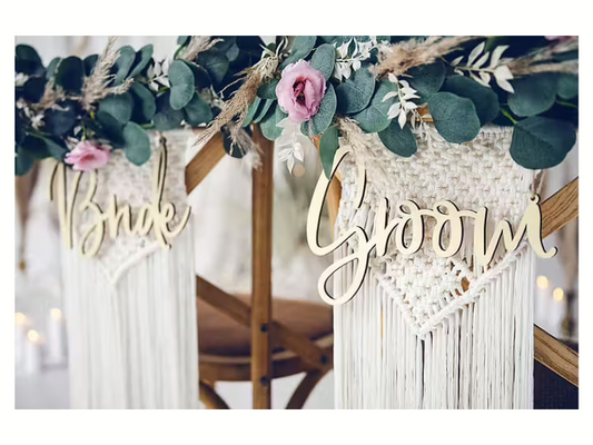 Stolsskyltar i trä - "Bride" och "Groom"