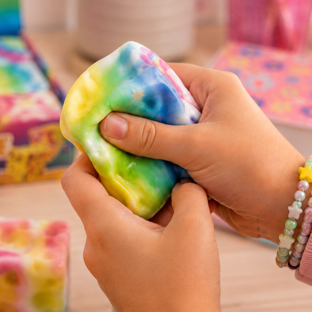 Squeezy Cheese Rainbow – squishy kub 7 cm
