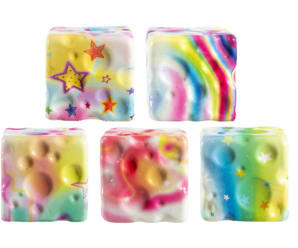 Squeezy Cheese Rainbow – squishy kub 7 cm